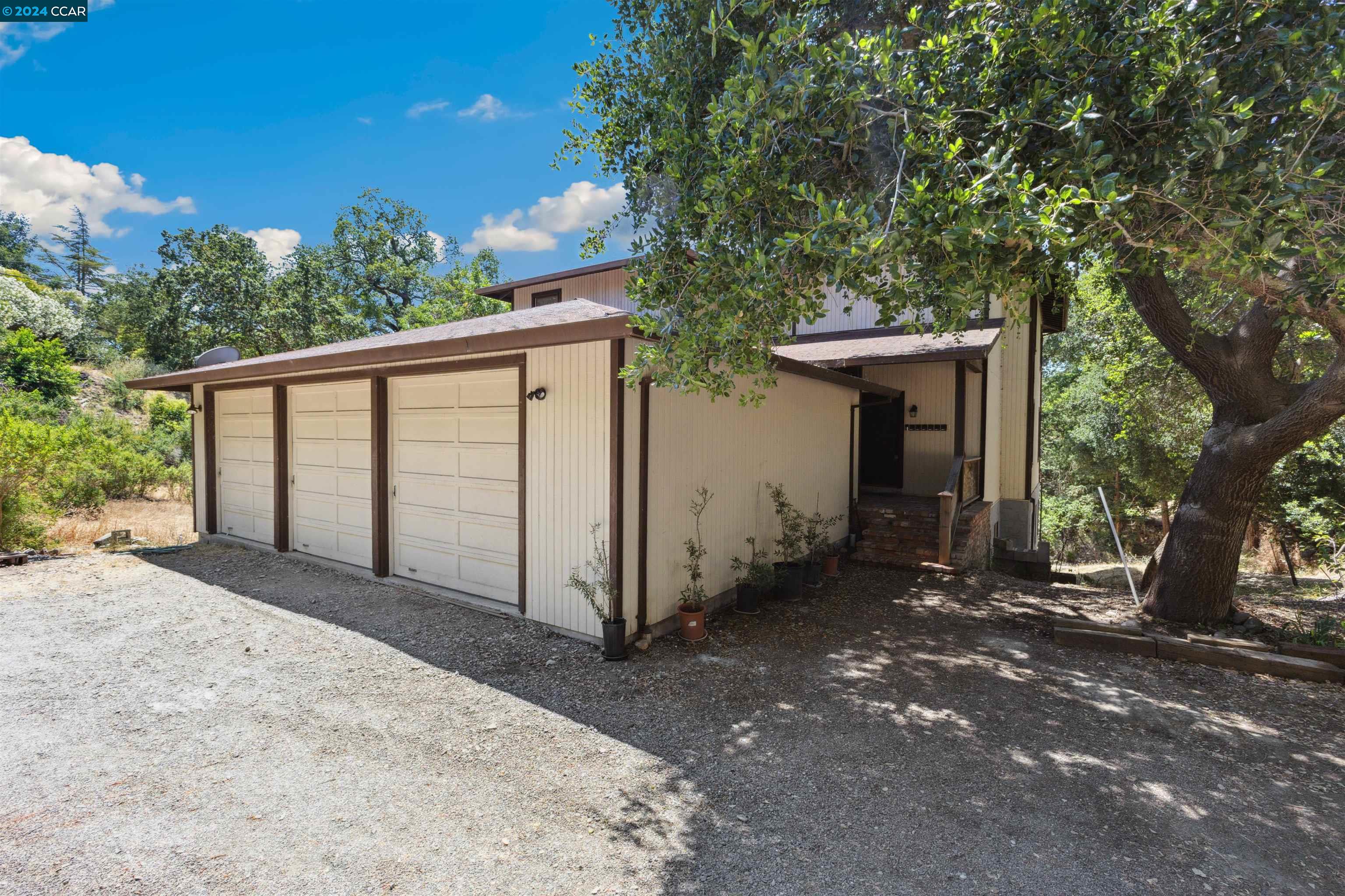 1241 Laverock Ln