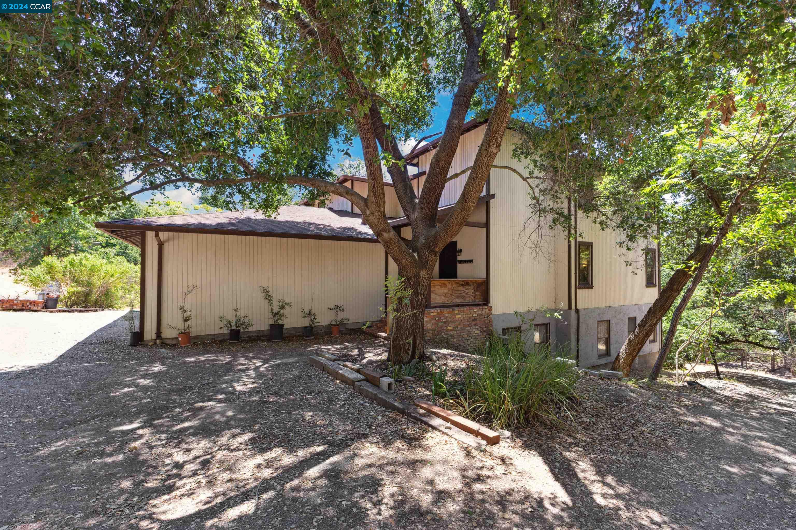 1241 Laverock Ln