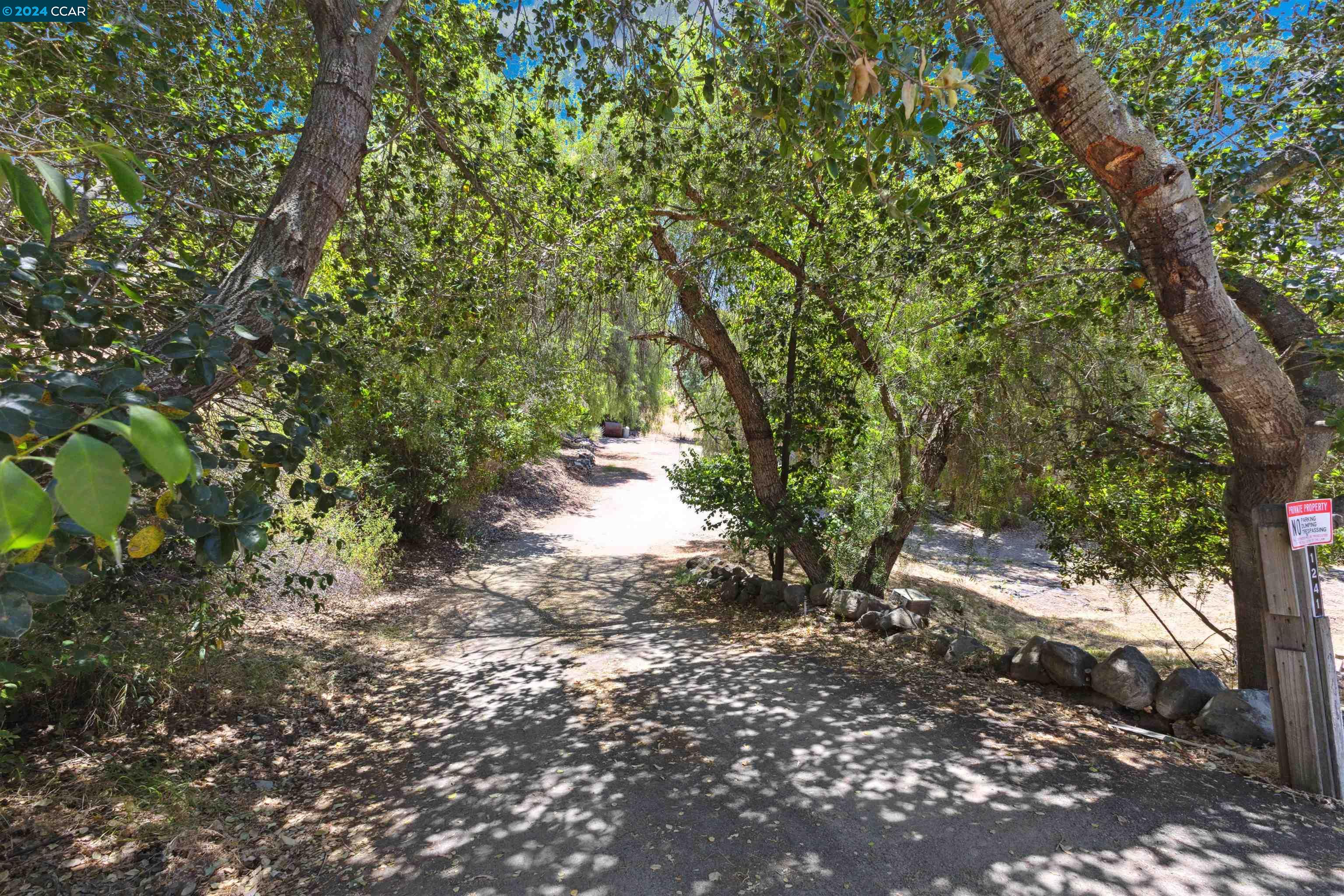 1241 Laverock Ln