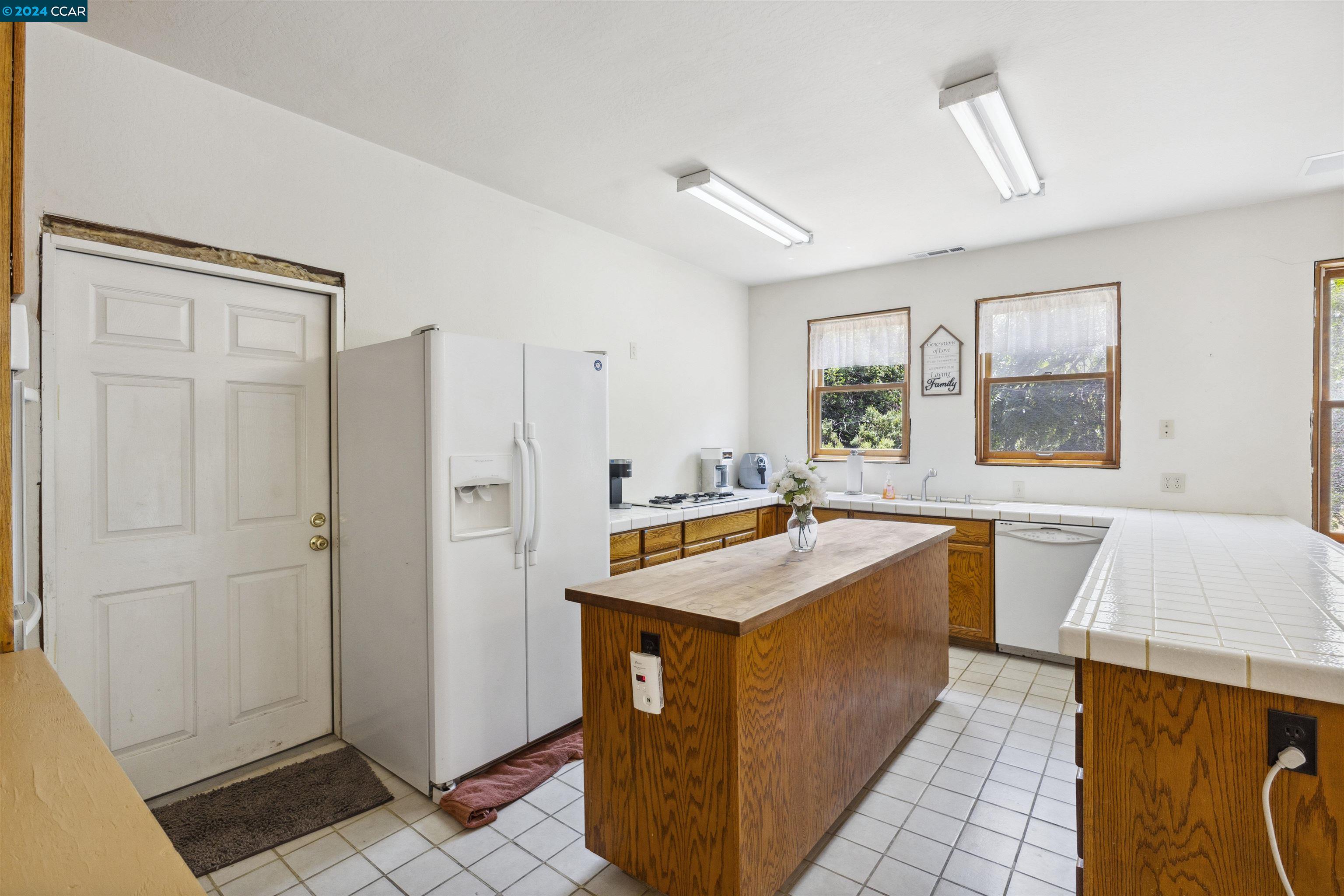 1241 Laverock Ln