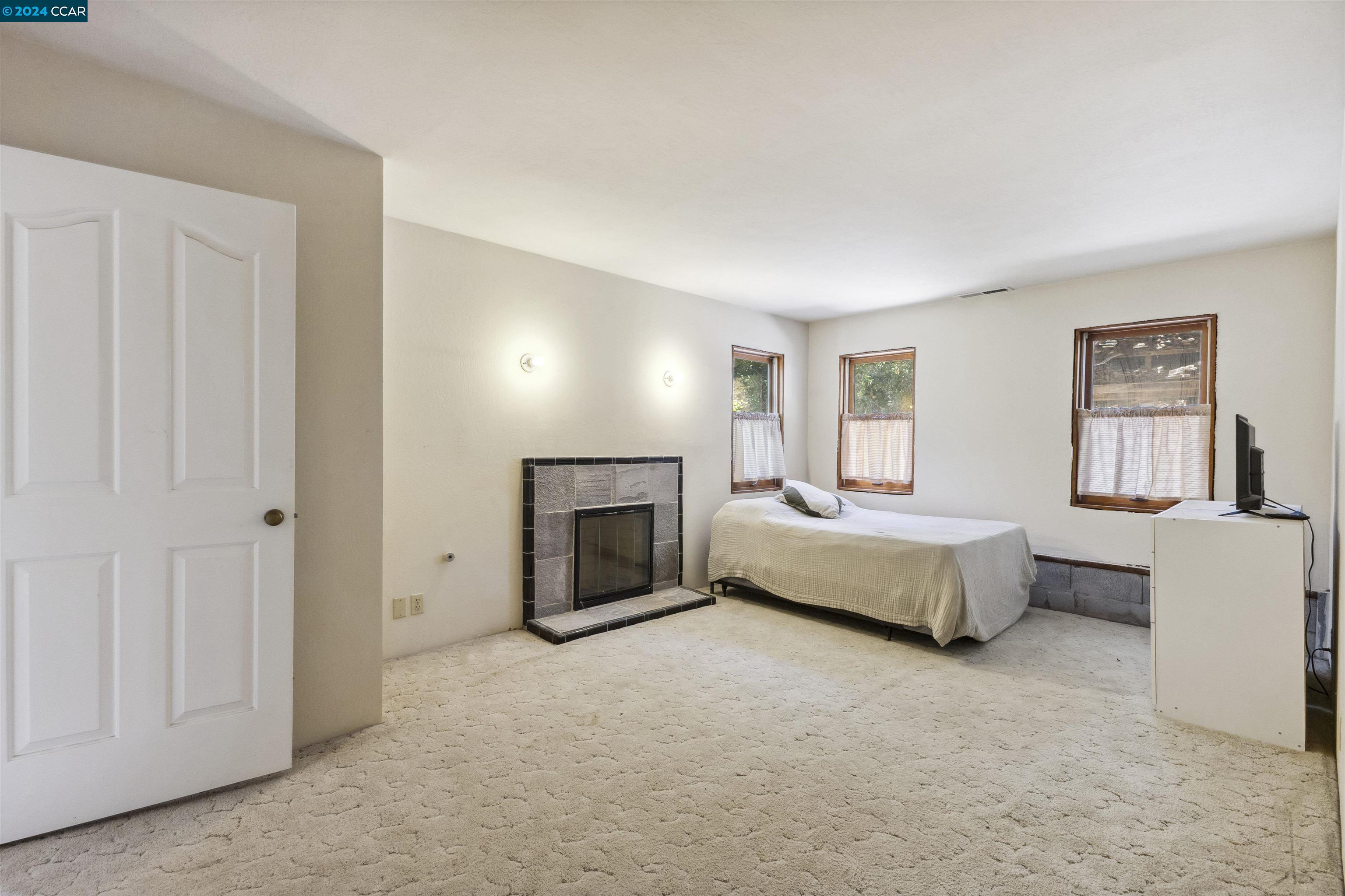 1241 Laverock Ln