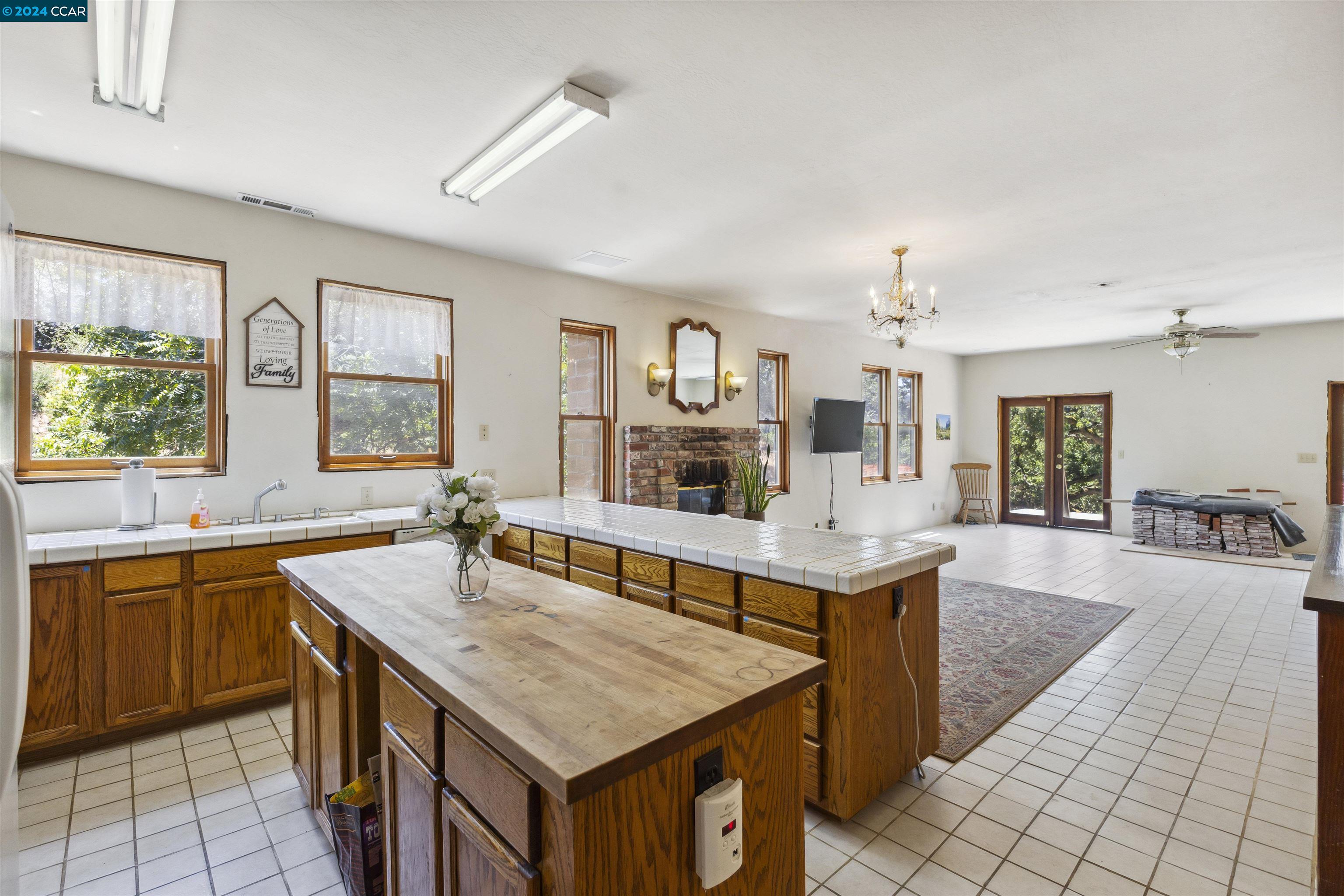 1241 Laverock Ln