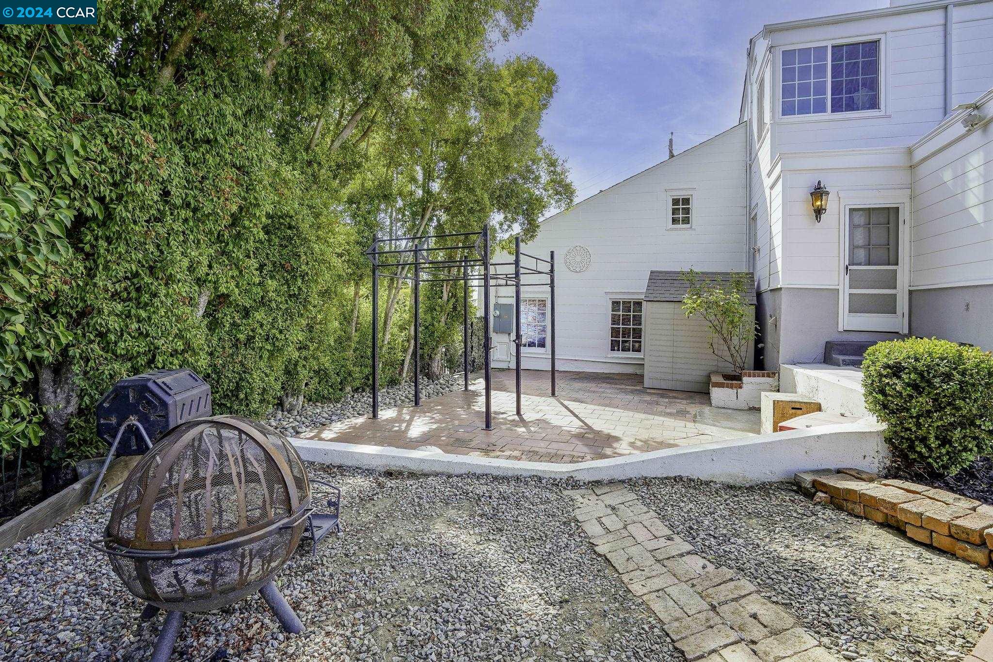 50 La Cresenda Street