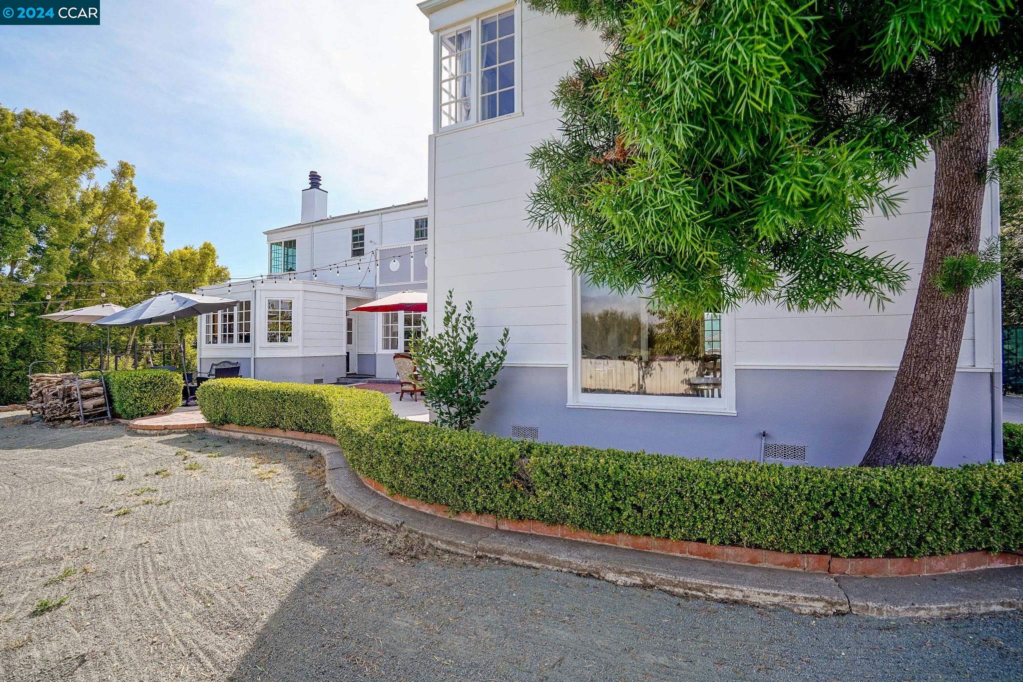 50 La Cresenda Street