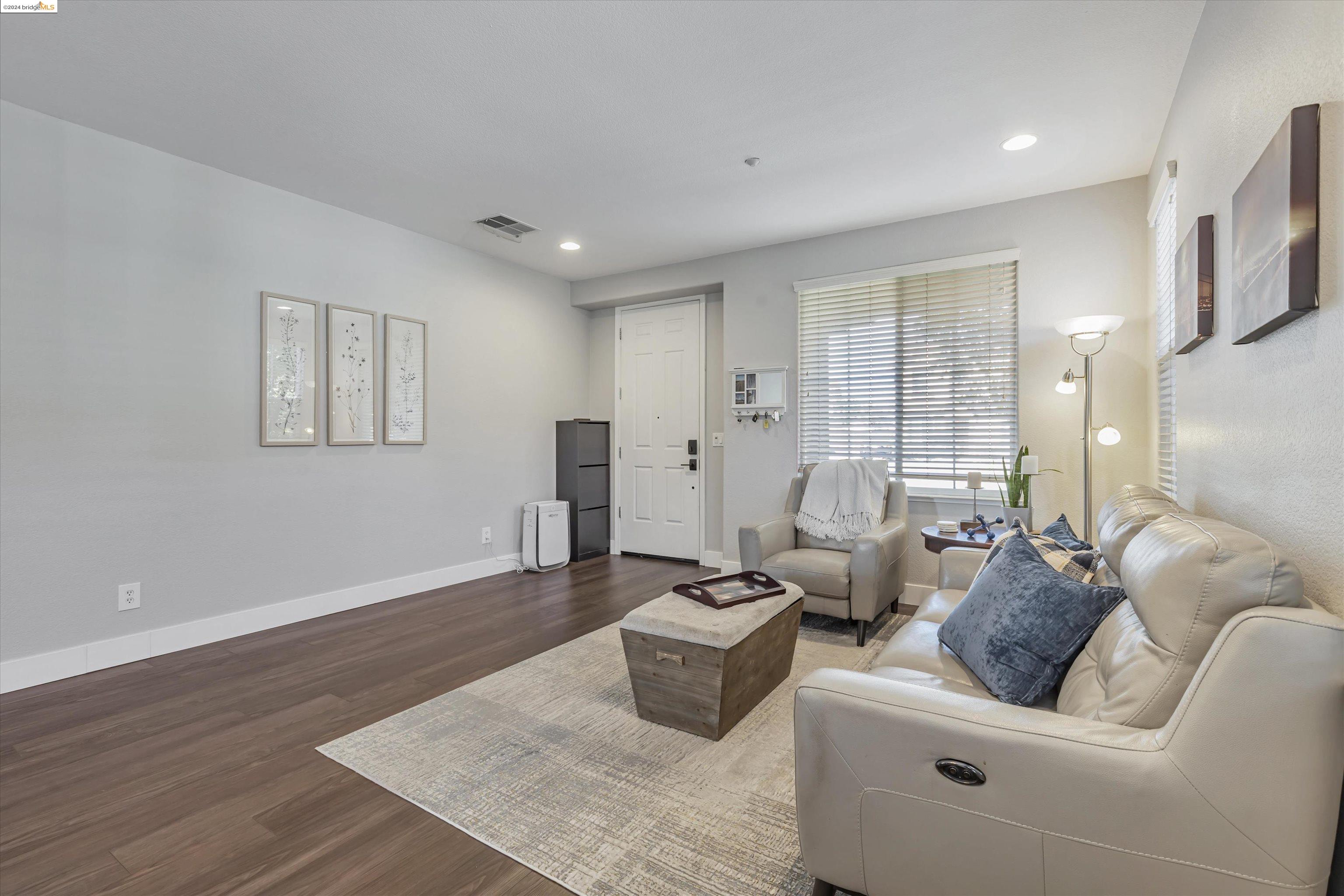 1932 Las Colinas Dr