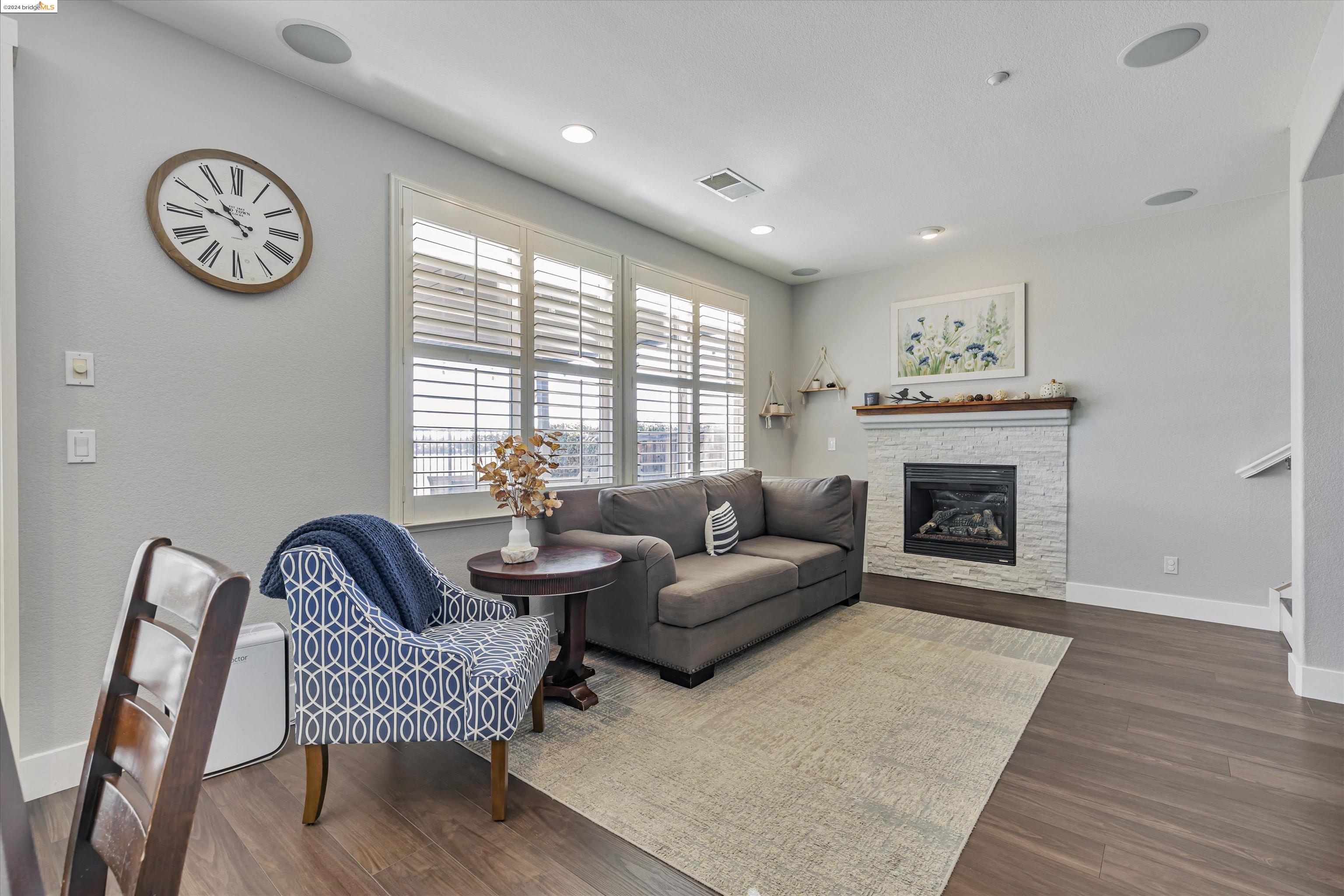 1932 Las Colinas Dr