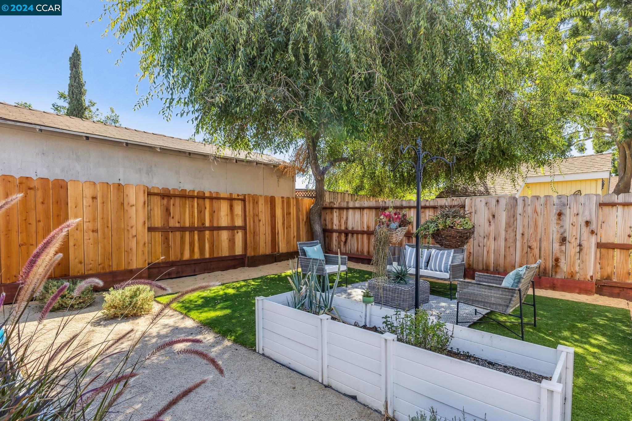 2444 Mountain View Dr