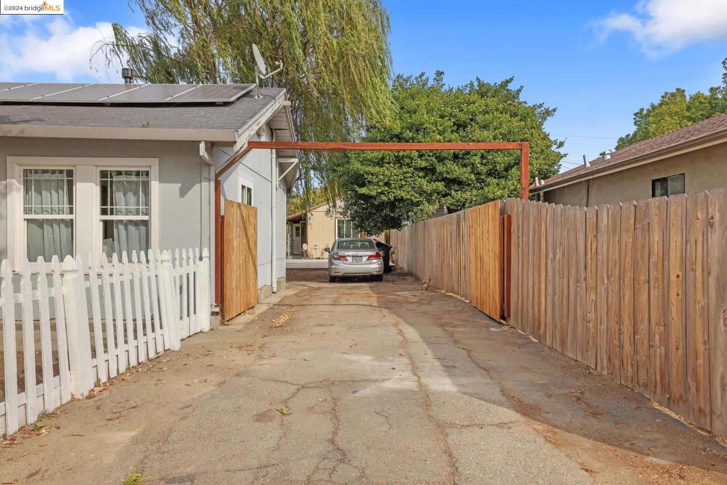 2104 Sutro Ave