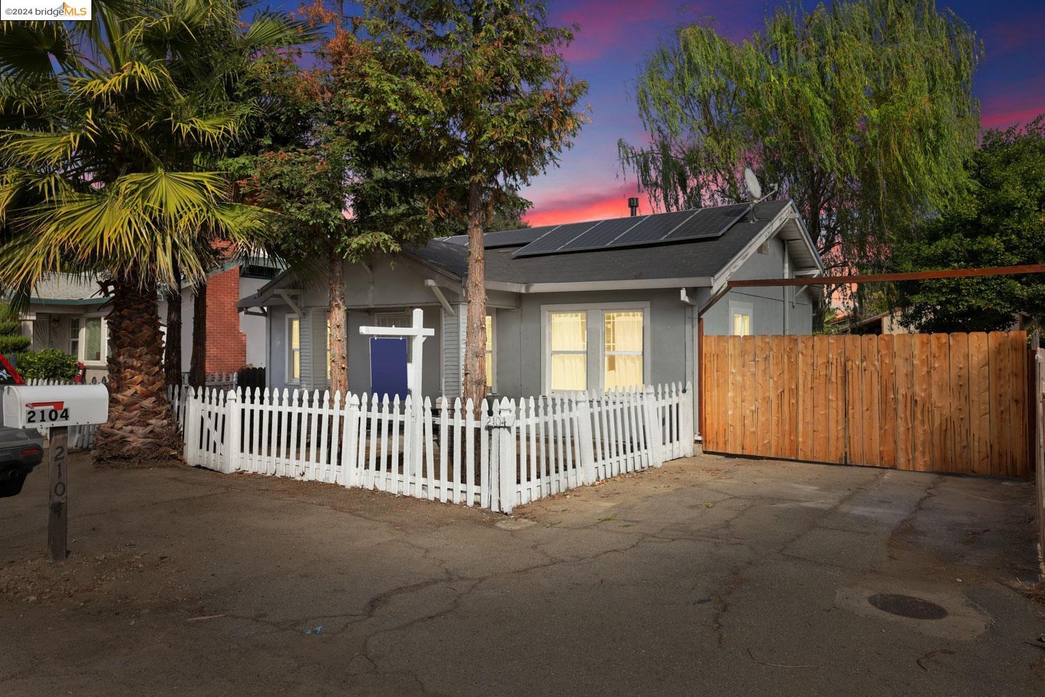 2104 Sutro Ave