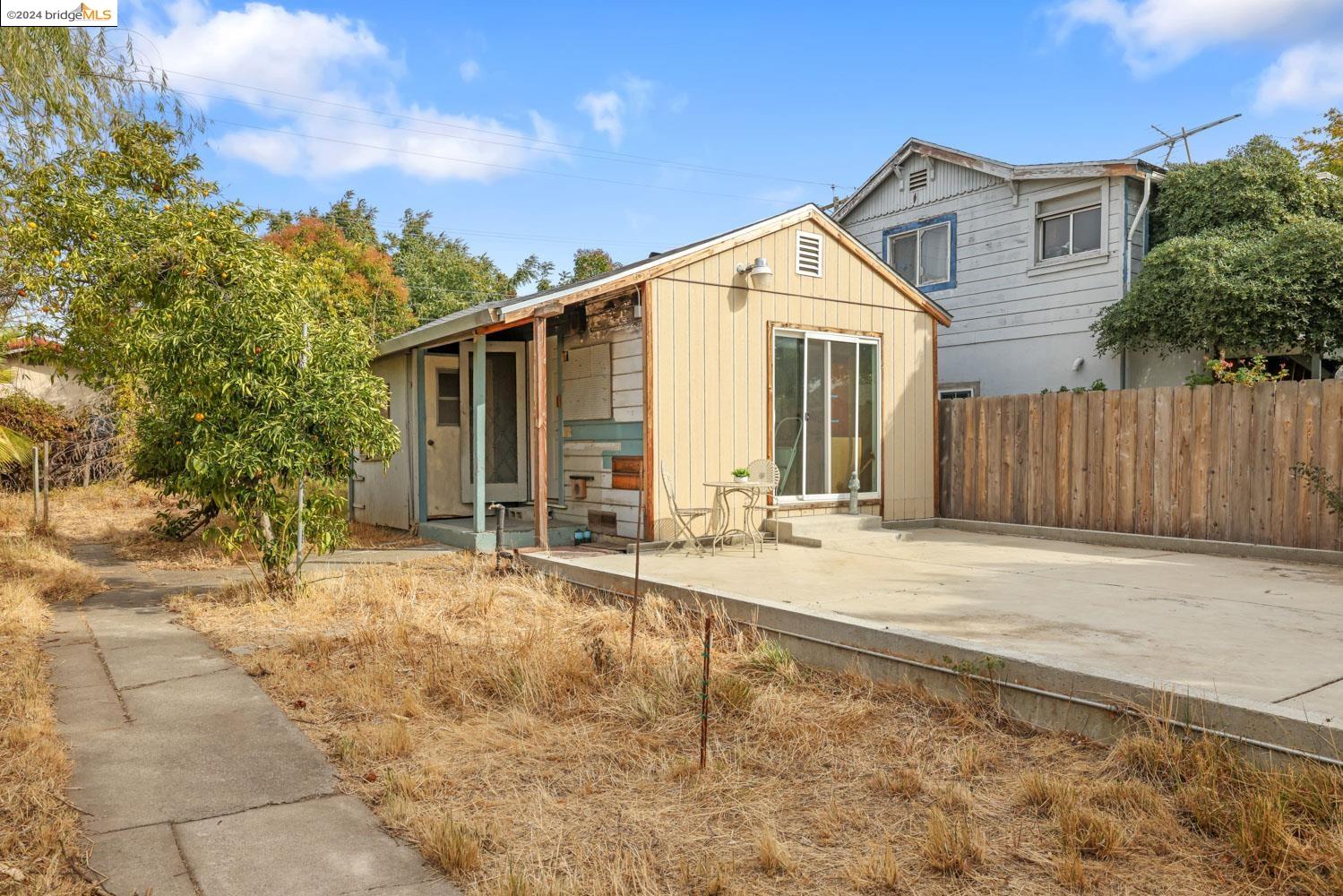 2104 Sutro Ave