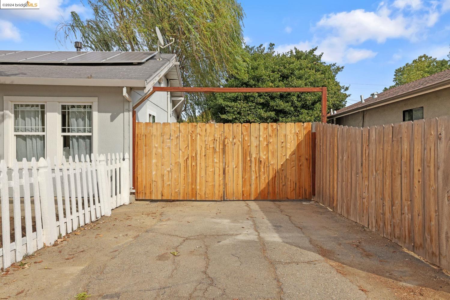 2104 Sutro Ave
