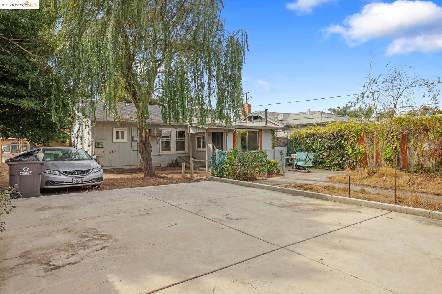 2104 Sutro Ave