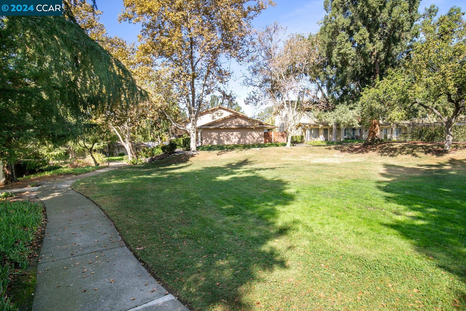 71 Fountainhead Ct