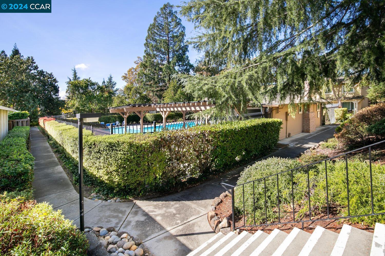 71 Fountainhead Ct