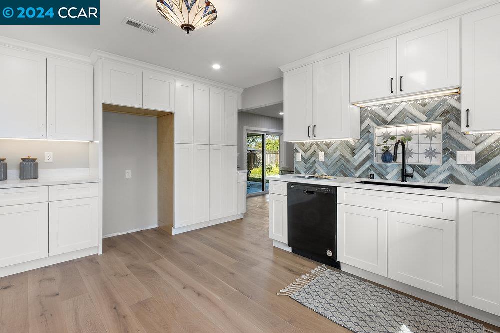 1537 Laverne Ct