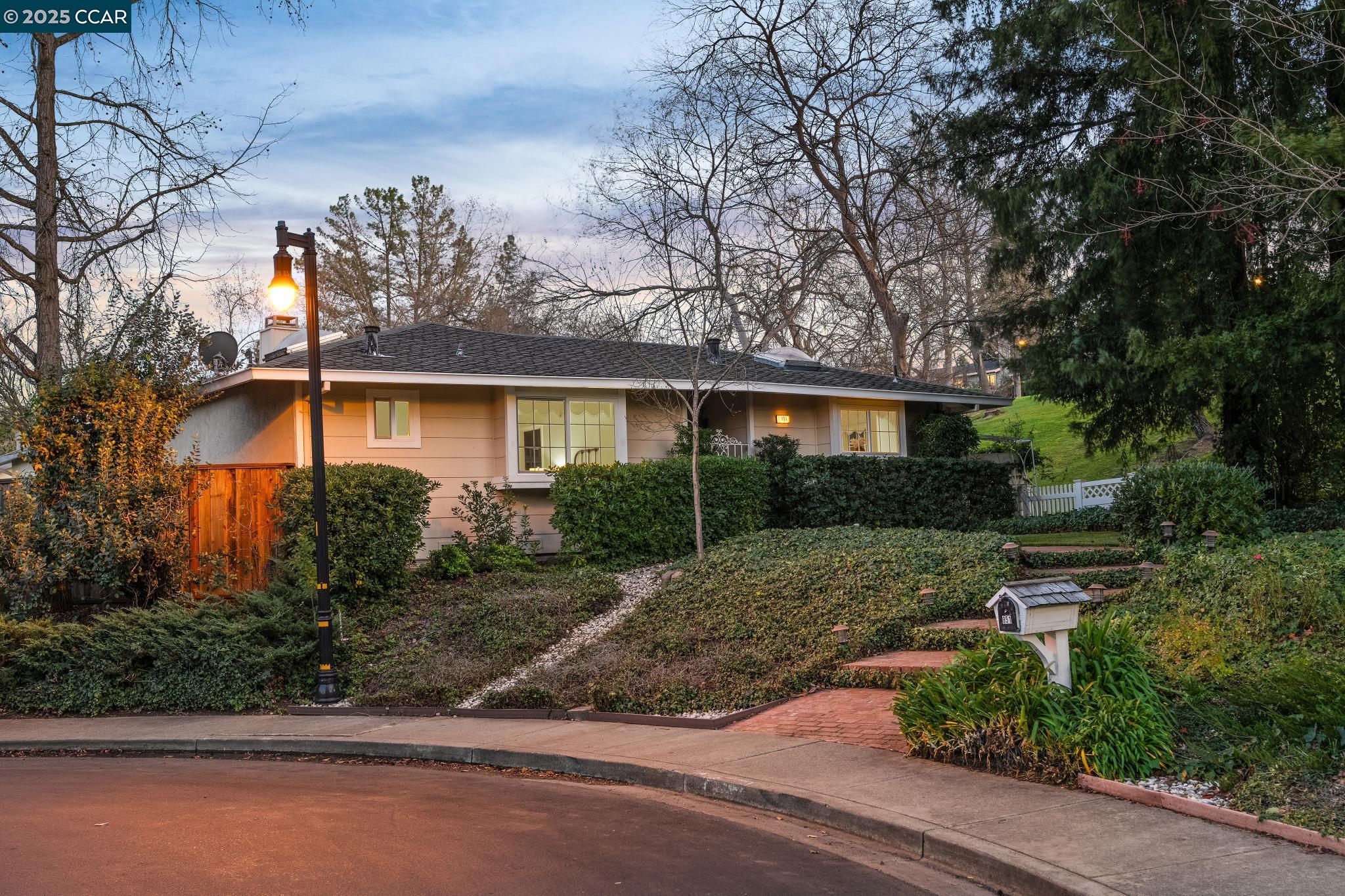 851 Luz Ct