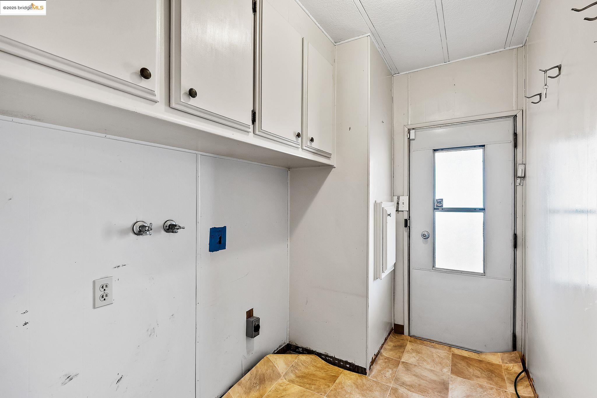 2295 Dalis Dr