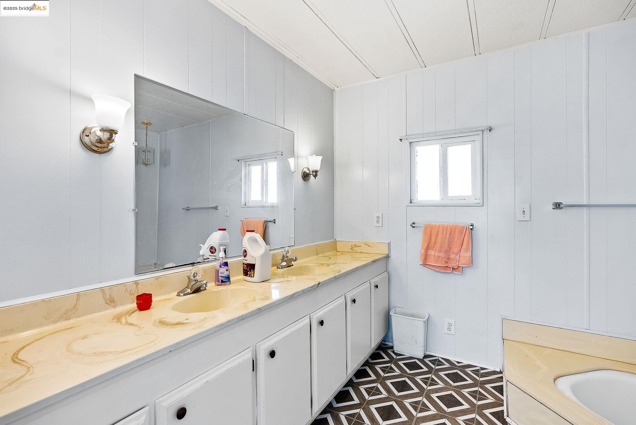 2295 Dalis Dr