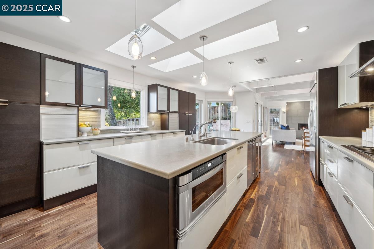 3350 Woodview Dr