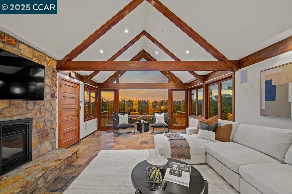 26 Moraga Via