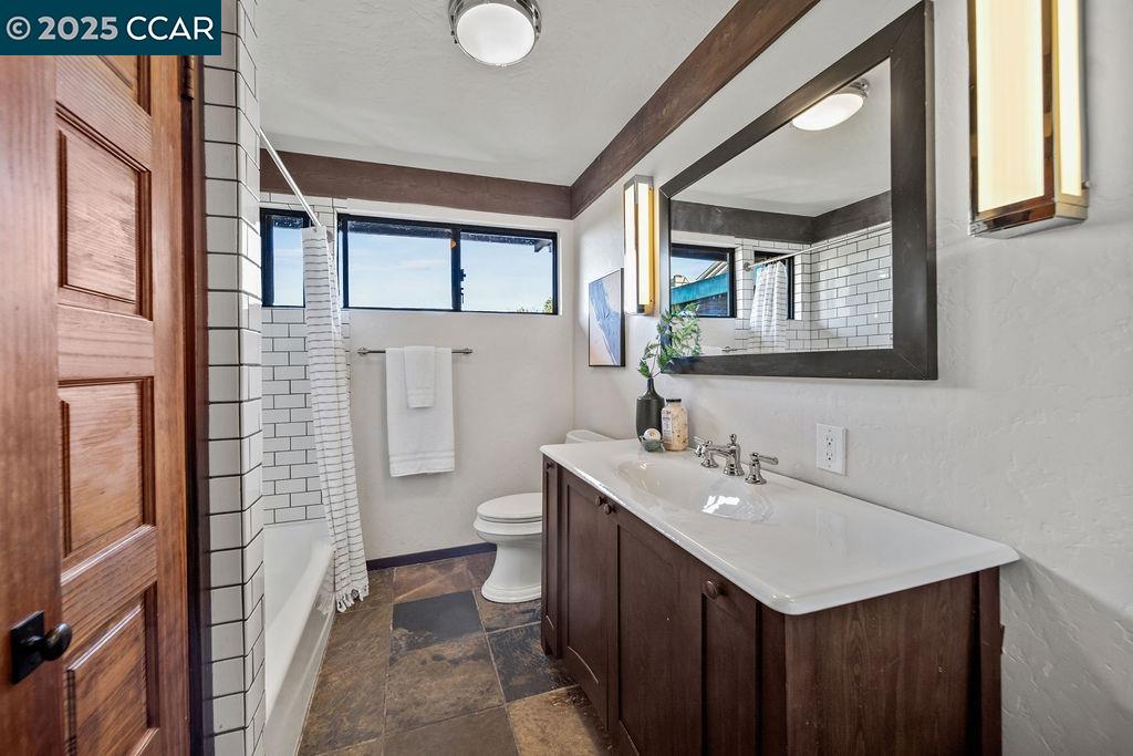 26 Moraga Via