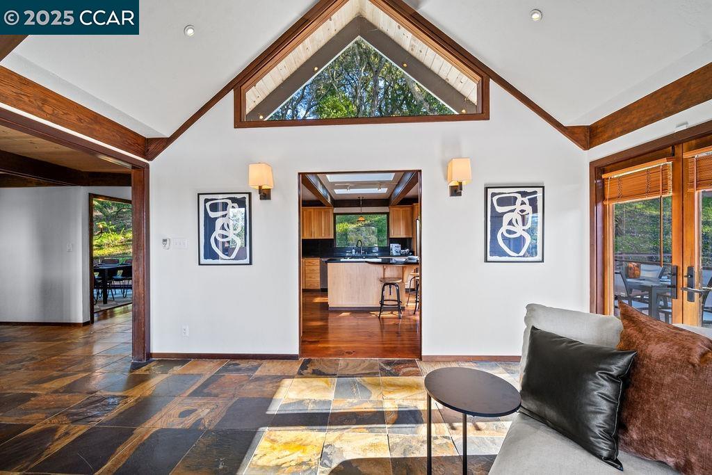 26 Moraga Via