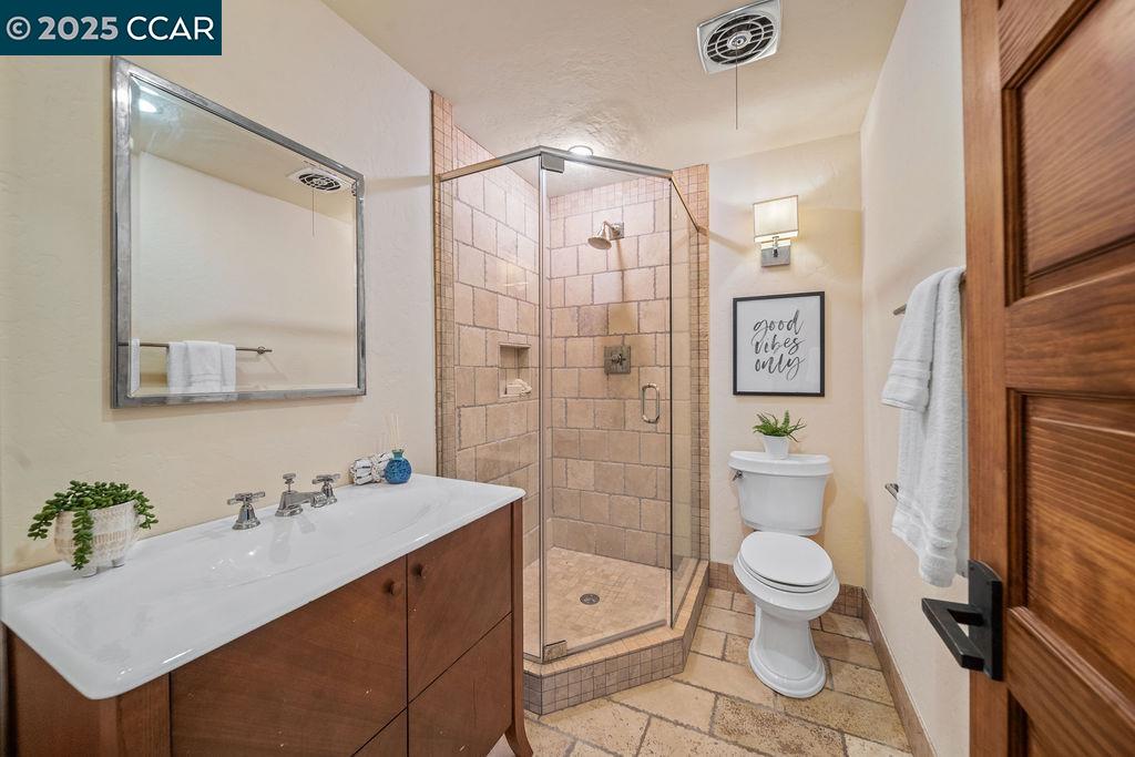 26 Moraga Via