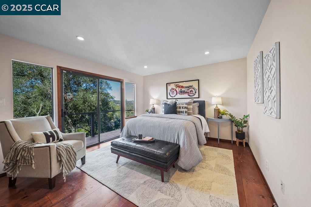 26 Moraga Via