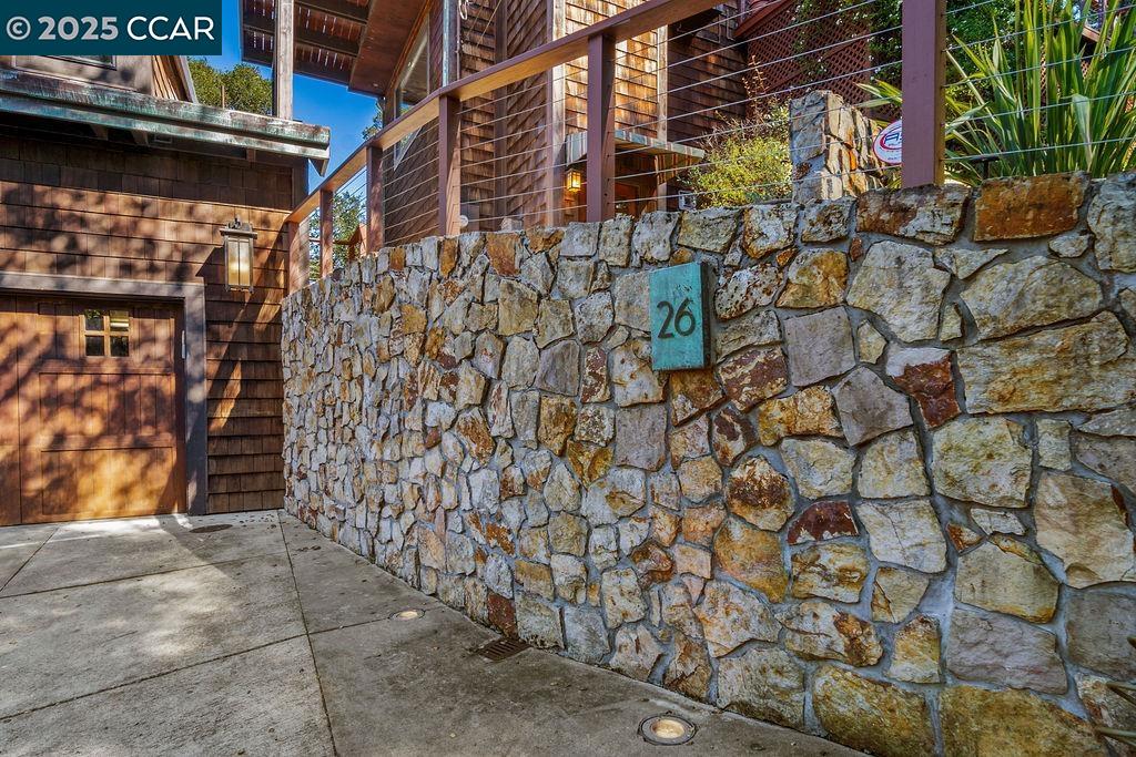 26 Moraga Via