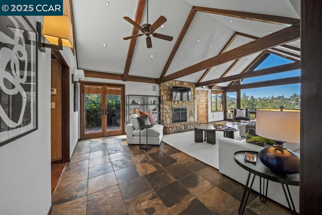 26 Moraga Via