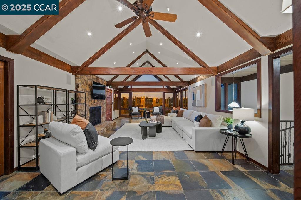 26 Moraga Via