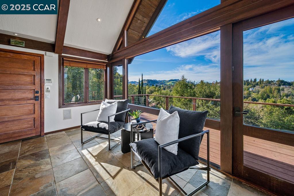 26 Moraga Via