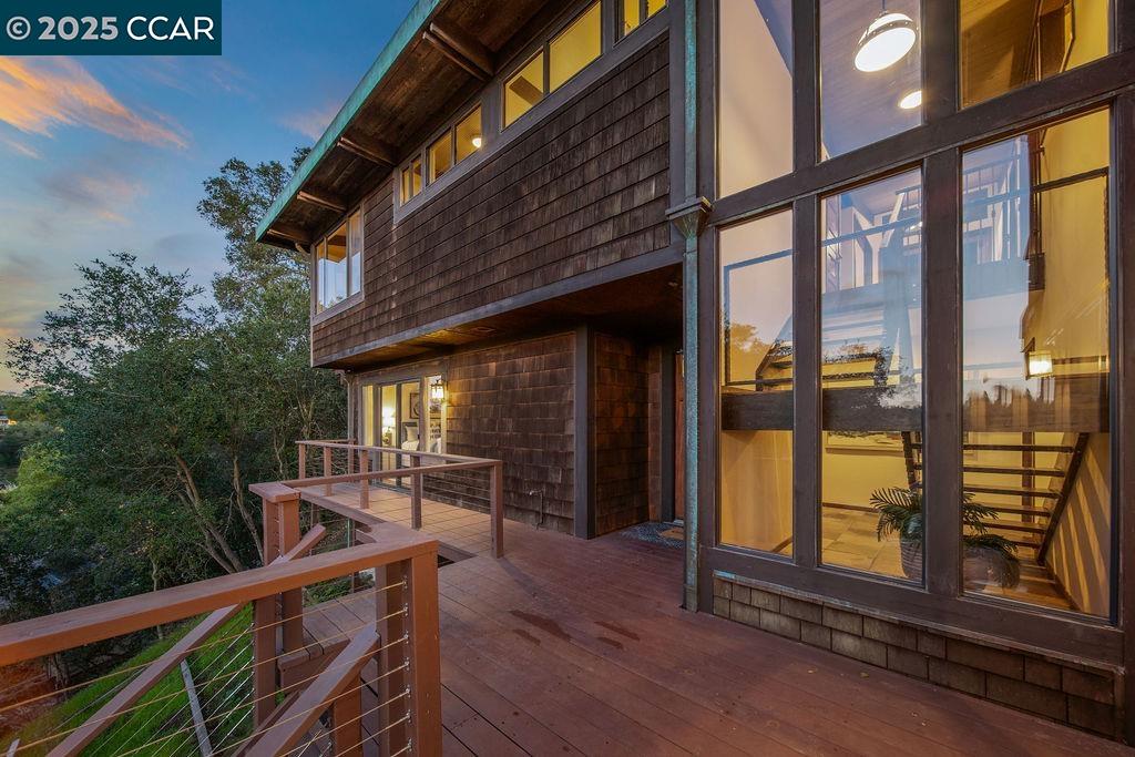 26 Moraga Via