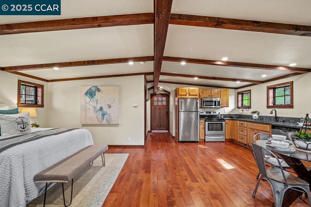 26 Moraga Via