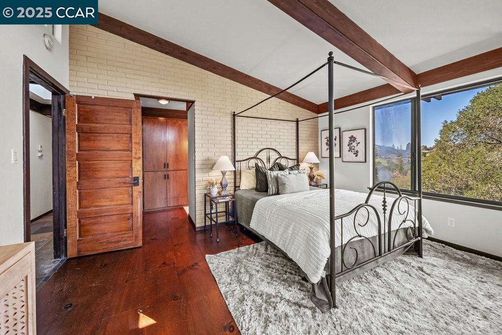 26 Moraga Via