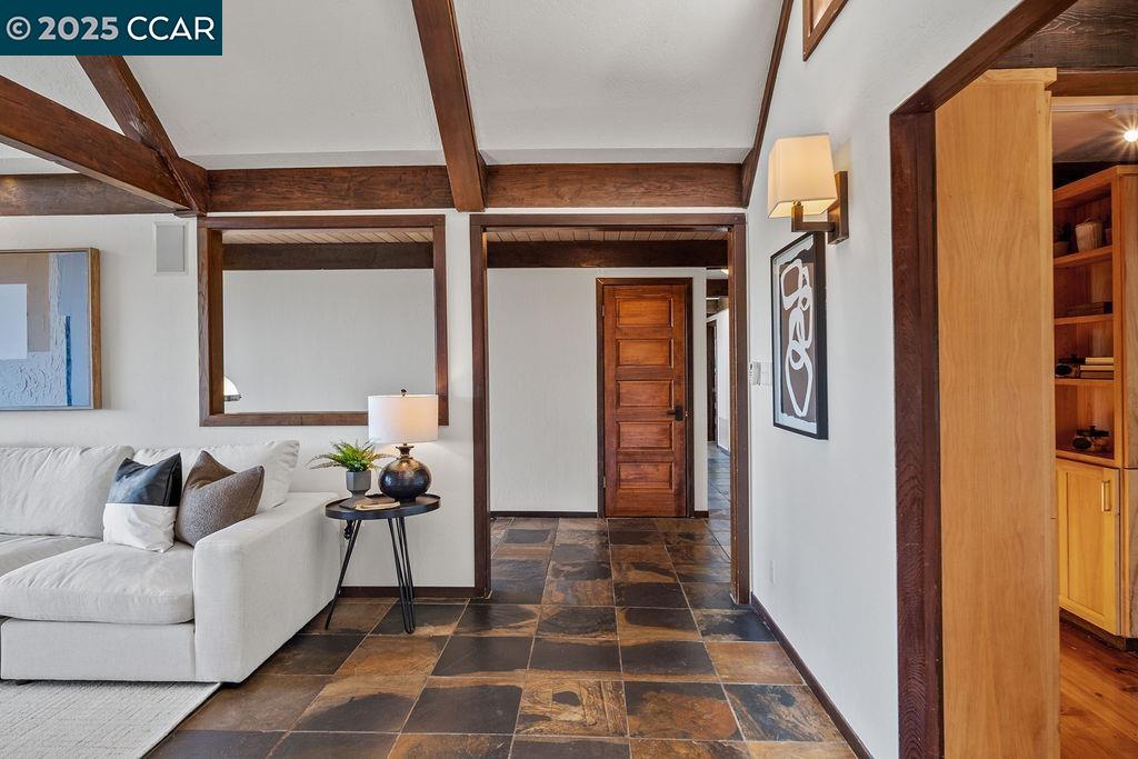 26 Moraga Via