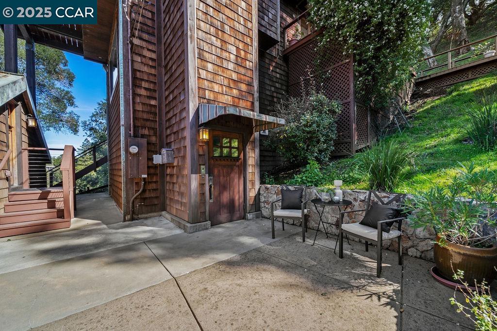 26 Moraga Via