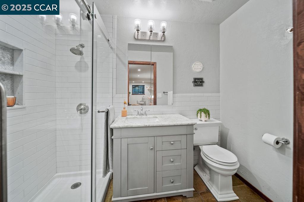 26 Moraga Via