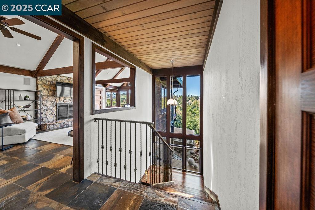 26 Moraga Via