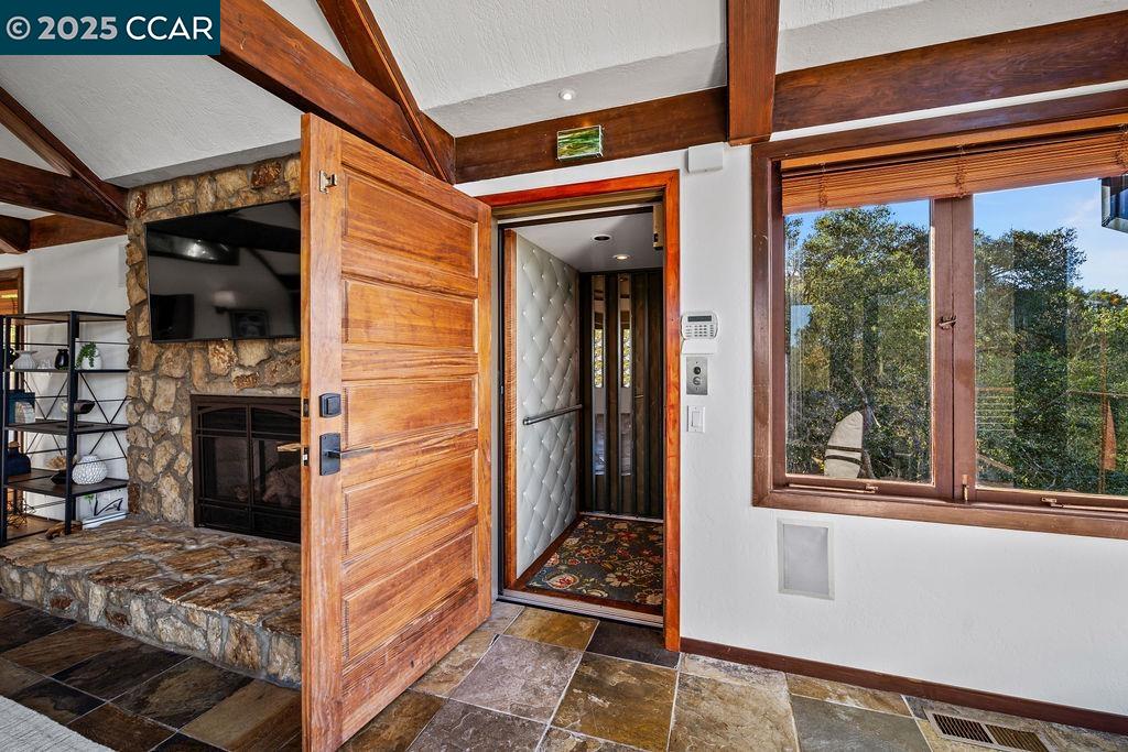 26 Moraga Via