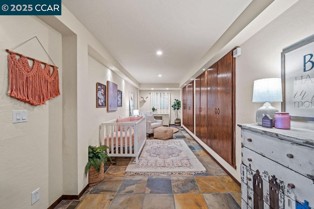 26 Moraga Via