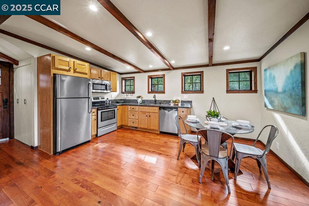 26 Moraga Via