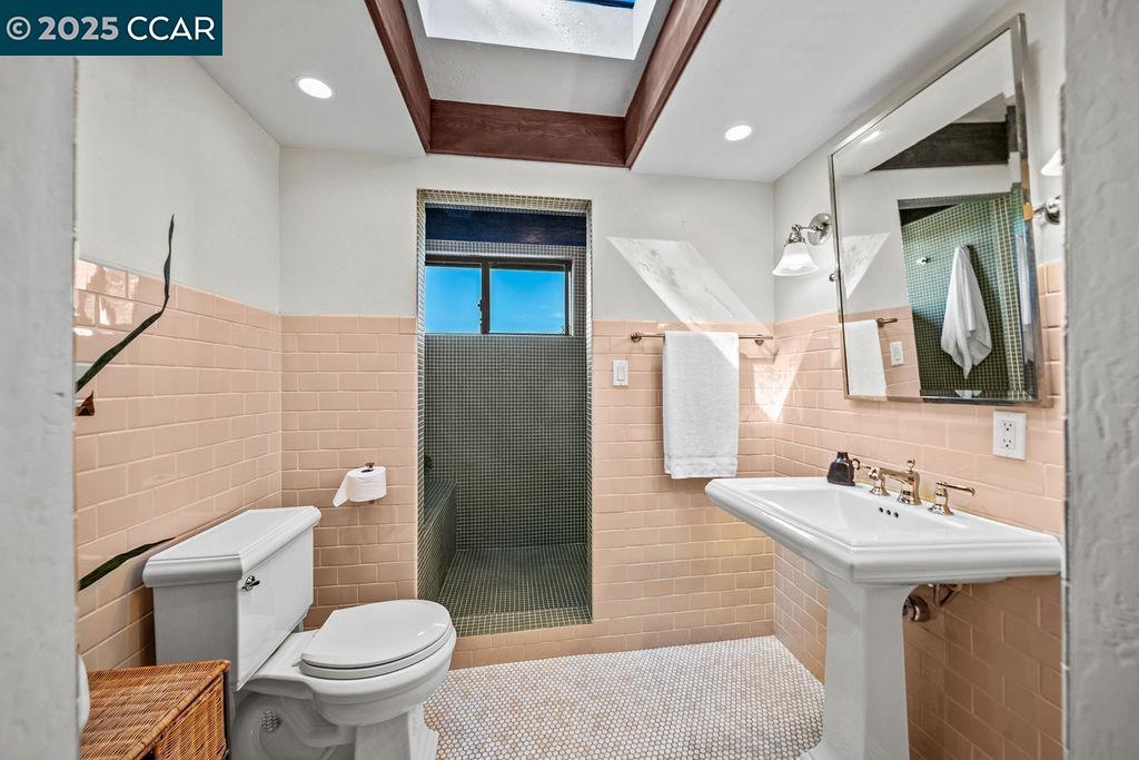 26 Moraga Via