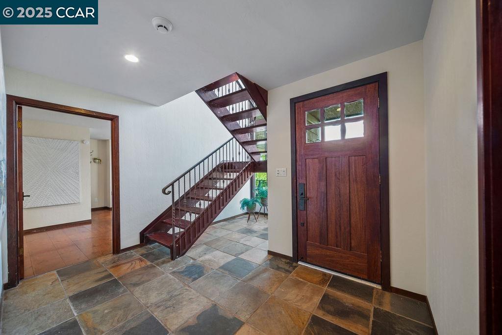26 Moraga Via