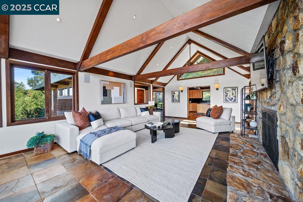26 Moraga Via
