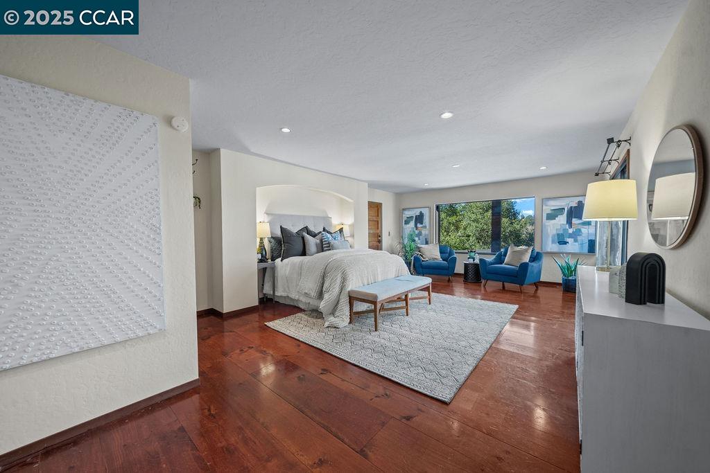26 Moraga Via
