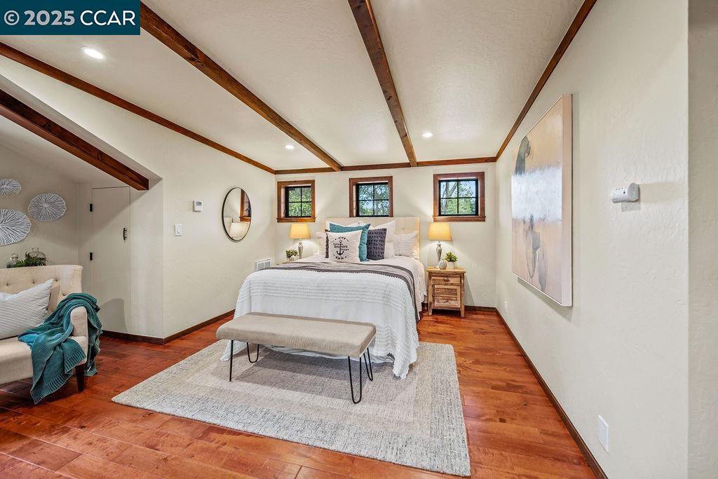 26 Moraga Via