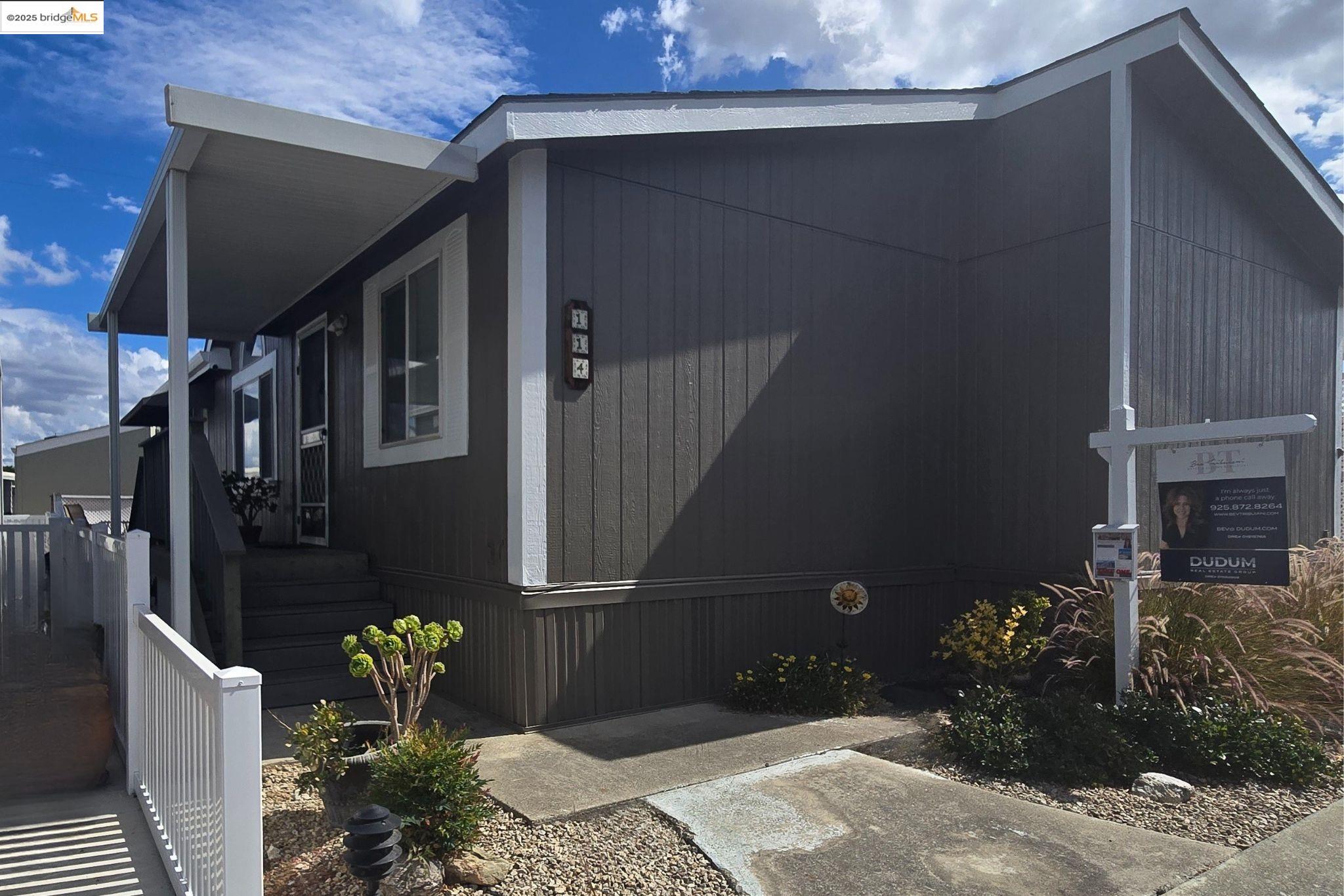 114 Zartop St