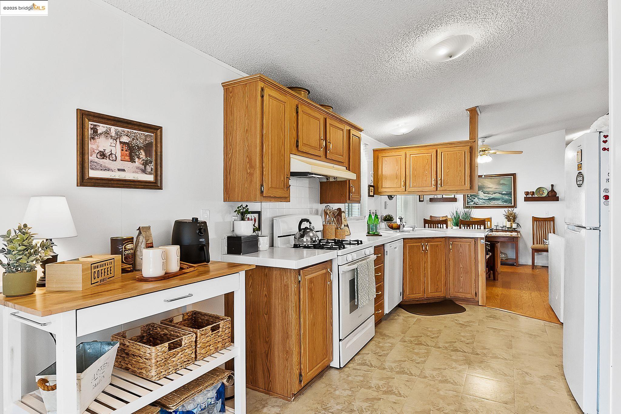 114 Zartop St