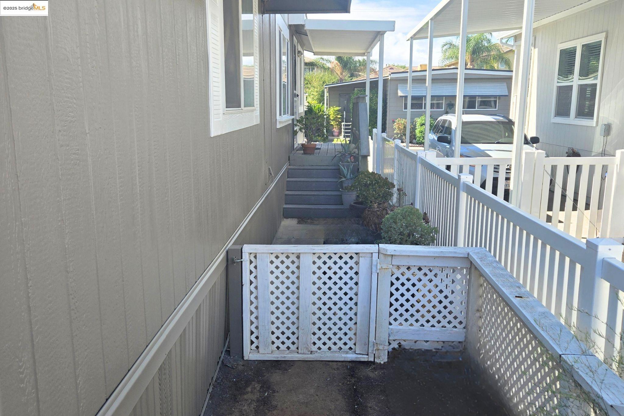 114 Zartop St